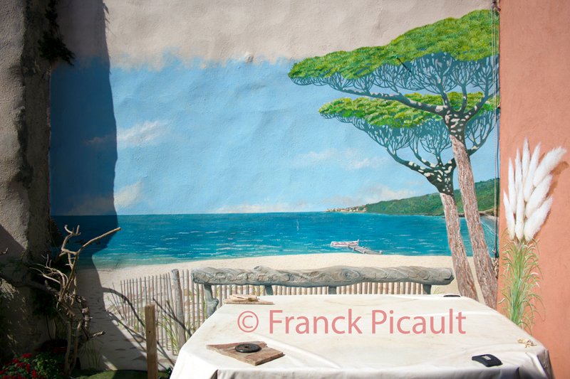 Peinture trompe l'oeil mer pointu pin parasol